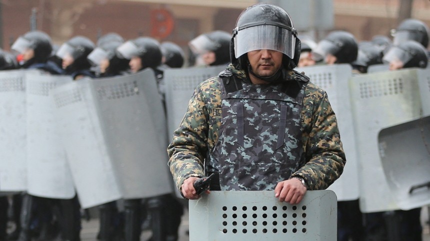 Протестующие начали штурм телеканала «Казахстан»