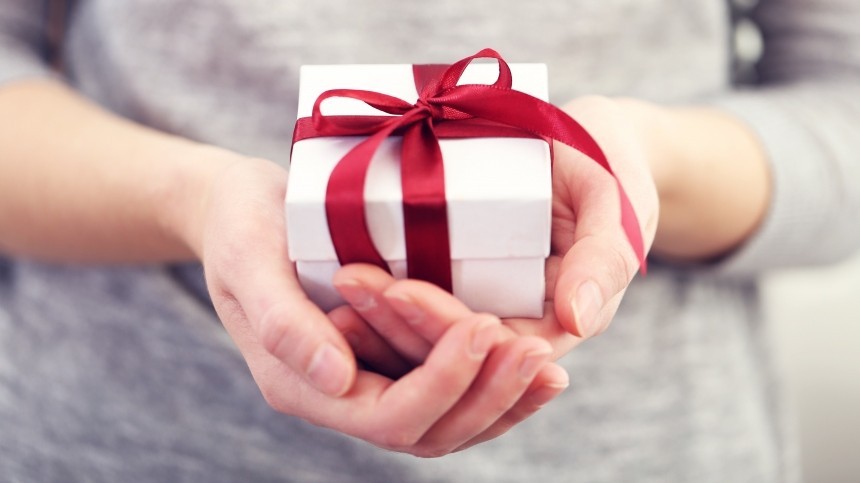 Как правильно передарить подарки и не навлечь на себя беду
