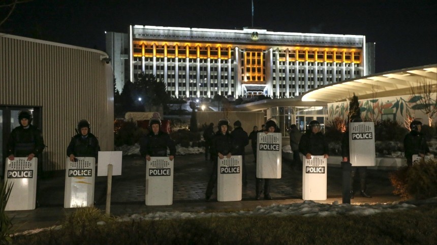 Тушите свет: В Алма-Ате на фоне беспорядков отключили интернет и связь