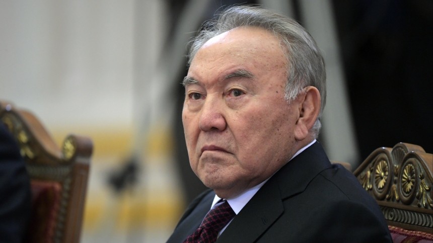 Протестующие повалили и разбили памятник Назарбаеву в Казахстане