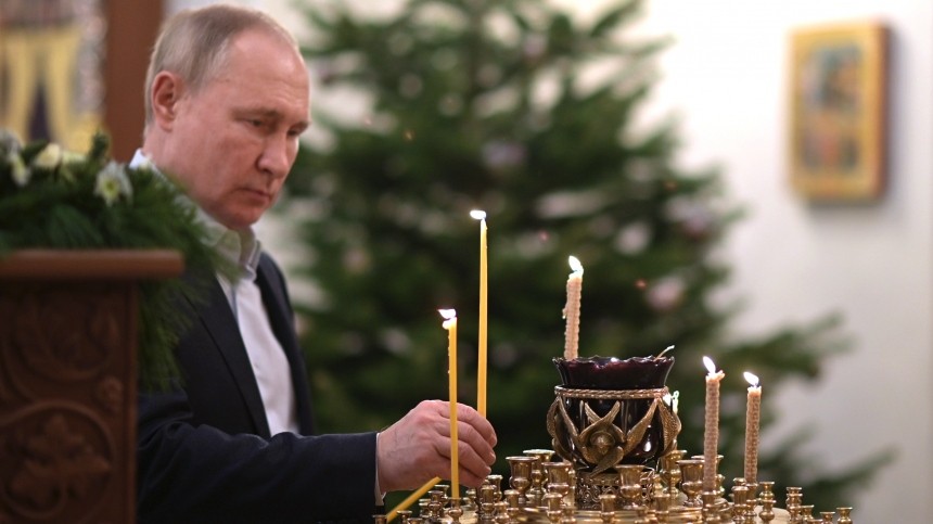 Песков рассказал, почему Путин один посетил рождественскую службу в храме