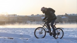 Коммунальщики пытаются справиться с последствиями снегопадов в Петербурге