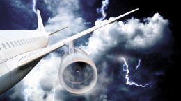 В заходивший на посадку самолет в Сочи ударила молния