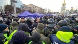 Сторонники Порошенко устроили акцию протеста у здания суда в Киеве
