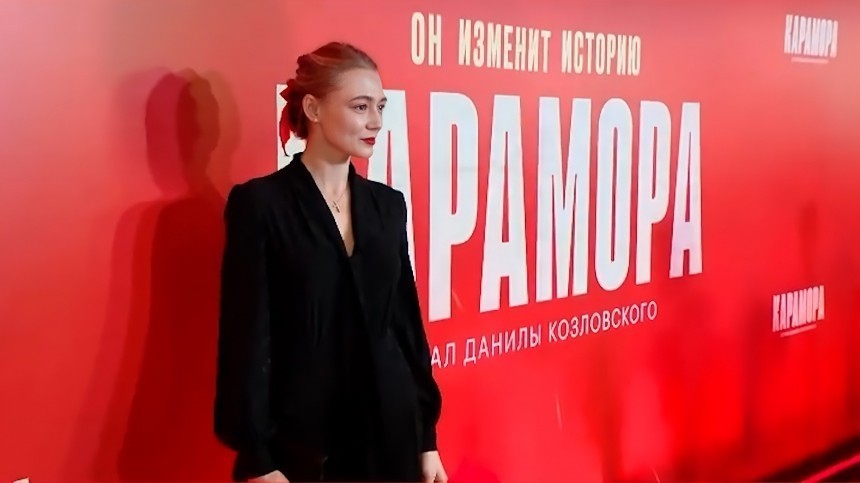 Держались за руки: Акиньшина сопровождала Козловского на премьере его сериала