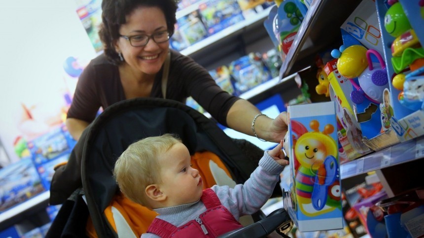 Минпромторг предложил помочь малоимущим семьям детскими товарами