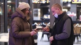 Штрафы, рейды, уголовка: как в Петербурге наказывают бойкотирующие QR-коды заведения