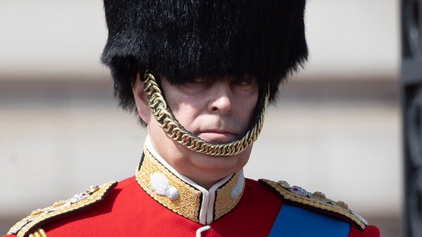 Более 70 плюшевых мишек: горничная рассказала о странностях британского принца