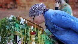В Петербургской епархии прокомментировали совет вирусолога не целовать иконы