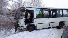 15 человек пострадали при столкновении автобуса с фурой на юге Петербурга