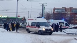 В Петербурге иномарка на огромной скорости протаранила такси и сбила девушку на тротуаре