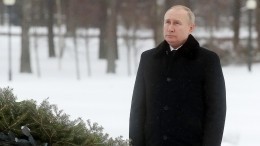 Владимир Путин возлагает цветы на Пискаревском кладбище в Петербурге