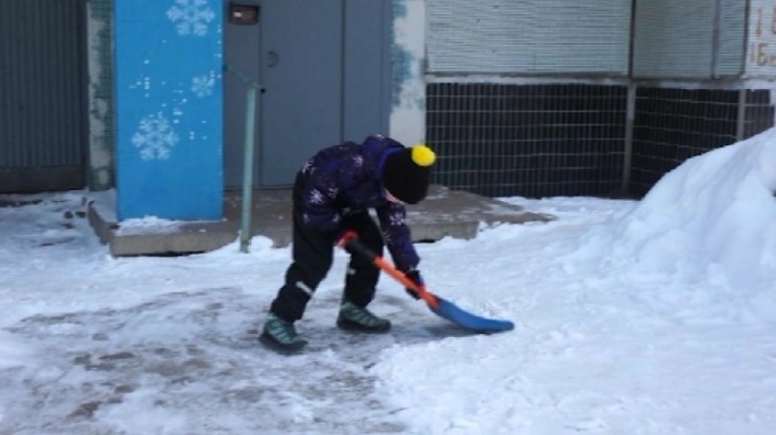 Почистивший снег школьник в Тольятти стал звездой рунета, но сам он собой недоволен