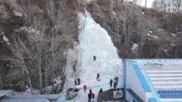 Ледяная глыба во Владивостоке стала новым арт-объектом на набережной