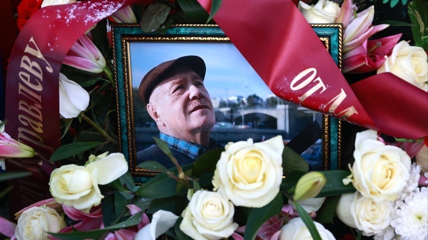 Упокоился рядом с женой: как выглядит могила Куравлева на Троекуровском кладбище