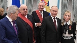 Путин на церемонии вручения госнаград поблагодарил всех медиков за труд