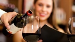 Иммунолог Болибок рассказал, может ли красное вино защитить от коронавируса