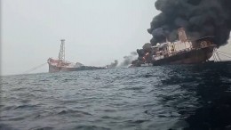 Взорвавшийся у берегов Нигерии танкер разломился надвое