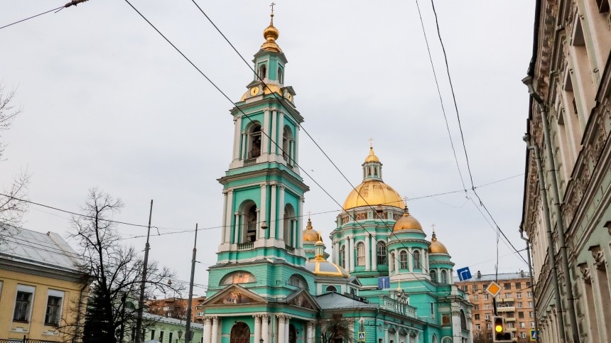 Пожар произошел на территории Богоявленского кафедрального собора в Москве