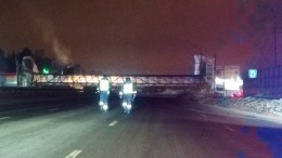 Грузовик снес кузовом пешеходный мост на трассе в Подмосковье