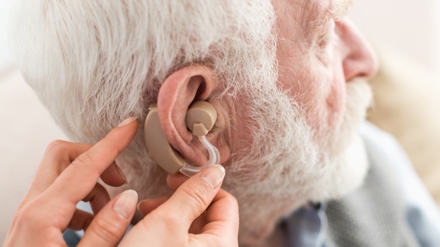 Эра глухих: оталаринголог заявил о риске поражения слухового нерва из-за «омикрона»