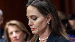 Джоли прослезилась в Конгрессе во время обсуждения закона о домашнем насилии