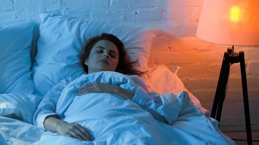 Ученые рассказали о смертельной «побочке» сна со светом
