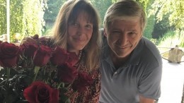 Елена Проклова пригласила новую семью мужа в дом на своем участке