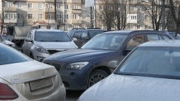 Петербургским автомобилистам хотят временно запретить парковаться во дворах