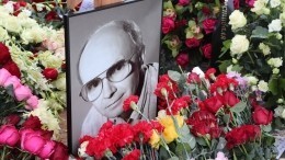 Без памятника: как выглядит могила Андрея Мягкова спустя год после похорон