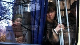 Первые автобусы с эвакуированными детьми покидают Донецк