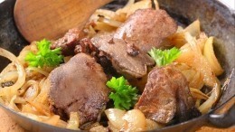 Любовь с первого мяса: рецепт жареной печени с луком и зеленью от шеф-повара Емельяненко