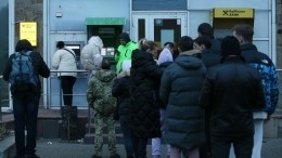 Жители Киева массово скупают продукты в магазинах, многие пытаются покинуть город