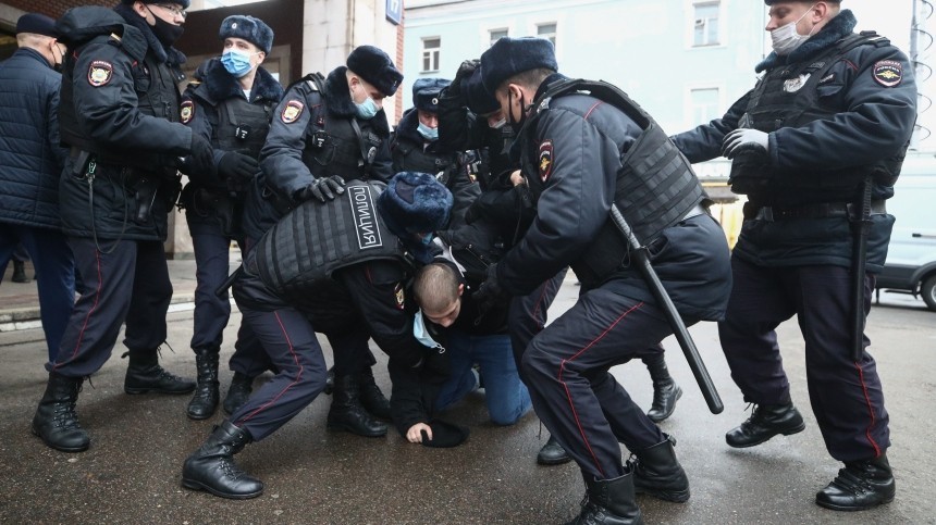 Полиция задержала 600 человек на незаконной акции в центре Москвы