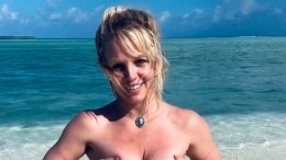 Абсолютно голая Бритни Спирс устроила фотосессию на пляже: «Мне страшно»