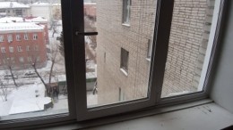 Пенсионерку убило выброшенным из окна многоэтажки креслом в Новосибирске