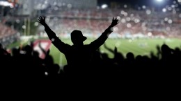 Футбольные болельщики враждующих клубов из Сербии объединились, чтобы выступить в поддержку РФ