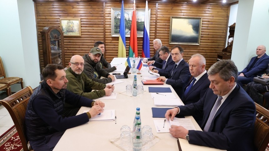 Делегации РФ и Украины начали третий раунд переговоров в «домике охотника»
