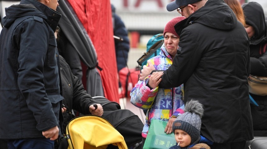 Минобороны: С украинских беженцев в Восточной Европе собирают мзду