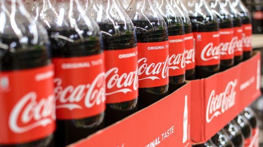 Coca-Cola приостанавливает деятельность в России