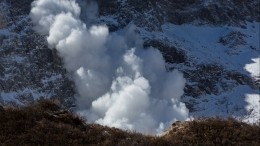 Один человек погиб при сходе лавины на туристическую группу в горах Бурятии