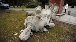 С помощью тяжелой техники в Польше снесли памятник советскому солдату-освободителю