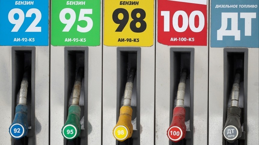 Из-за падения оптовых цен на топливо бензин в России начал дешеветь