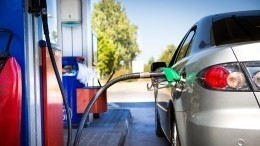 Жители США ищут лазейки, как сэкономить на покупке бензина