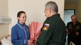 Сергей Шойгу вручил награды получившим в Донбассе ранения военнослужащим