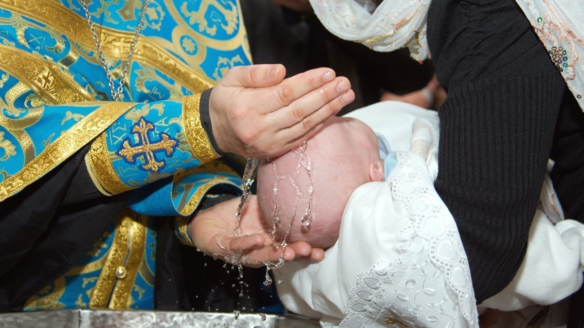 Почему нельзя быть крестными. Крещение ребенка. Обряд крещения. Священник крестит ребенка. Обряд крещения фото.