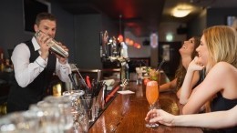 В Петербурге снимается запрет на работу баров и ресторанов в ночное время