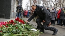 День траура в Донецке: нескончаемым потоком люди несут цветы к месту трагедии