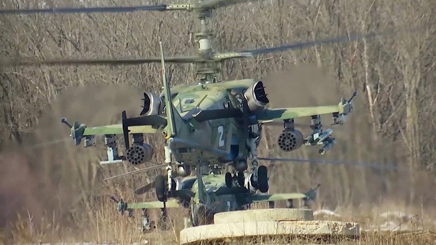 Прикрытие колон ВС РФ экипажи Ка-52 обеспечивают на предельно малых высотах