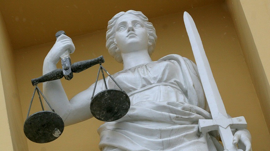 Суд приговорил Алексея Навального к девяти годам колонии строгого режима